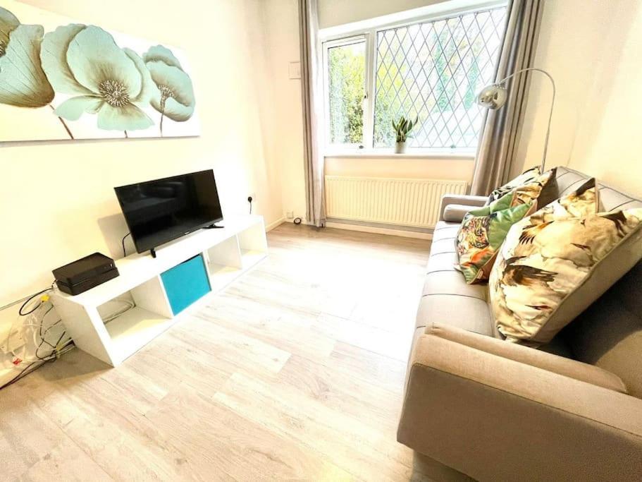 Serene And Cozy 1-Bedroom House With Parking CBG エクステリア 写真