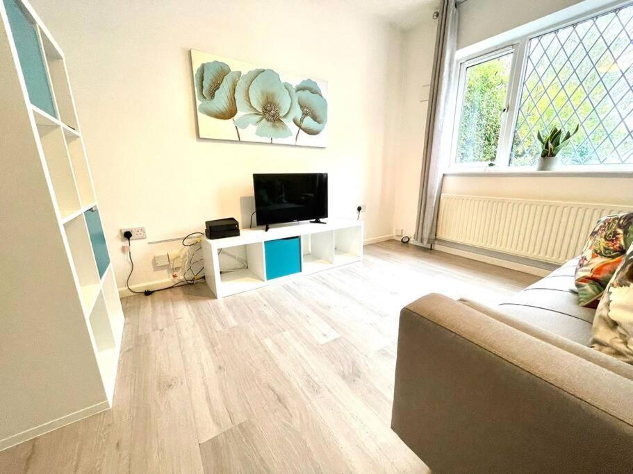 Serene And Cozy 1-Bedroom House With Parking CBG エクステリア 写真